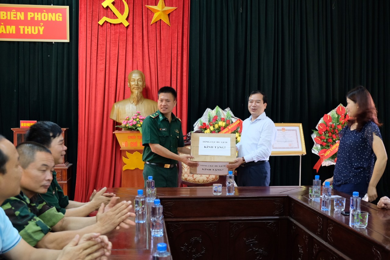 Phó Tổng cục trưởng TCDL Hà Văn Siêu tặng quà Bộ đội Đồn biên phòng Đàm Thủy